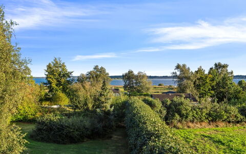 Erikka - 300M to the Fjord: Blå, Busk, Sommerhus, Bunddække, Have, Estate, Skygge, Landscaping, Stuehus, Eco Hotel