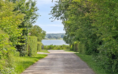 Erikka - 300M to the Fjord: Blå, Busk, Sommerhus, Bunddække, Have, Estate, Skygge, Landscaping, Stuehus, Eco Hotel