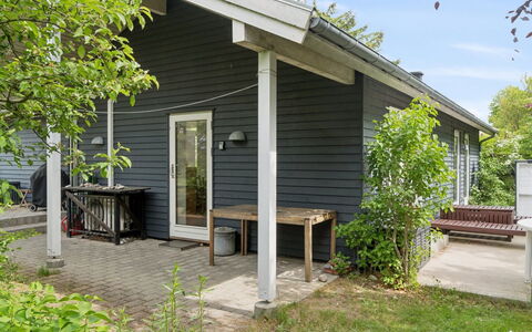 Carmen - 25M from the Sea: Træ, Sidespor, Hus, Hjem, Busk, Sommerhus, Veranda, Tag, Dør