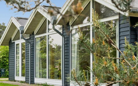 Carmen - 25M from the Sea: Sidespor, Hjem, Sommerhus, Bunddække, Dør, Garden Bygninger, Skygge, Have, Gård, Design