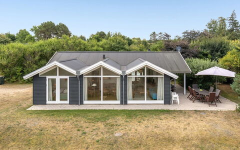 Carmen - 25M from the Sea: Græs, Busk, Hus, Have, Hjem, Sommerhus, Land Lot, Lawn, Bunddække