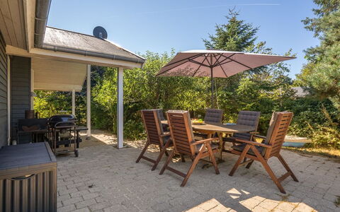 Carmen - 25M from the Sea: Græs, Busk, Hus, Have, Hjem, Sommerhus, Land Lot, Lawn, Bunddække