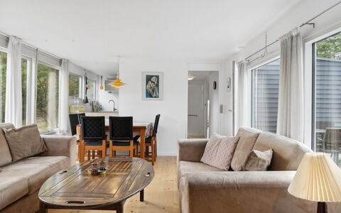 Hannelore - 700M from the Sea: Møbel, Couch, Indretning, Gulvbelægning, Etage, Træ, Stue, Loft, Værelse, Bord