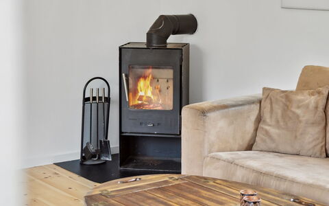Hannelore - 700M from the Sea: Hearth, Brændeovn, Ildsted, Stue, Skorsten, Stueplante, Lampe
