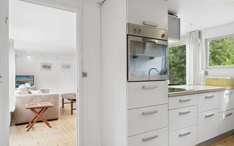 Hannelore - 700M from the Sea: Gulvbelægning, Indretning, Træ, Countertop, Etage, Cabinetry, Køkken, Møbel, Større Bandage, Køkken Apparat