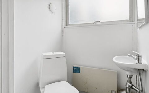 Hannelore - 700M from the Sea: Toiletbræt, Sanitærarmatur, Væg, Badeværelse, Gulvbelægning, Etage, Toilet, Indretning, Vvs, Håndvask