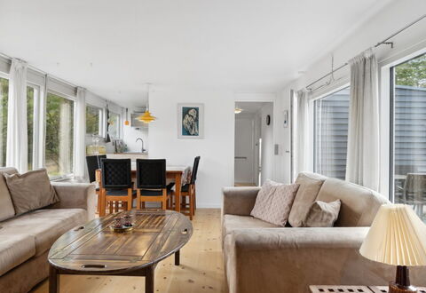 Hannelore - 700M from the Sea: Møbel, Couch, Indretning, Gulvbelægning, Etage, Træ, Stue, Loft, Værelse, Bord