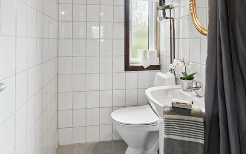 Rietrikki - 1.5Km from the Sea: Badeværelse, Indretning, Toiletbræt, Toilet, Sanitærarmatur, Gulvbelægning, Etage, Flise, Vvs, Håndvask