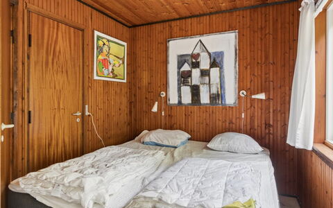 Rietrikki - 1.5Km from the Sea: Træ, Indretning, Gulvbelægning, Etage, Soveværelse, Seng, Loft, Sengetøj, Møbel, Værelse