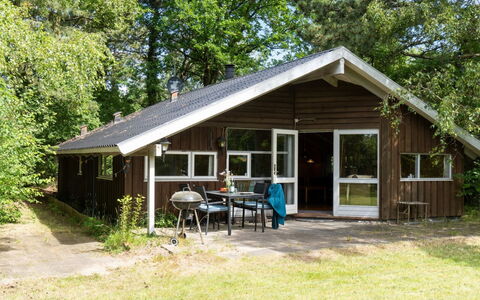 Kerrin - 300M from the Sea: Møbel, Indretning, Gulvbelægning, Træ, Etage, Loft, Trægulve, Stol, Bord, Belysning