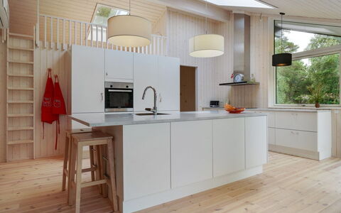 Efka - 175M from the Sea: Køkken, Gulvbelægning, Countertop, Møbel, Indretning, Etage, Træ, Lysarmatur, Trægulve, Loft