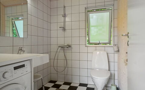 Efka - 175M from the Sea: Gulvbelægning, Sanitærarmatur, Etage, Indretning, Badeværelse, Toilet, Toiletbræt, Vvs, Flise, Håndvask
