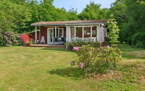 Rahilka - 700M from the Sea: Møbel, Indretning, Gulvbelægning, Træ, Etage, Loft, Trægulve, Stol, Bord, Belysning