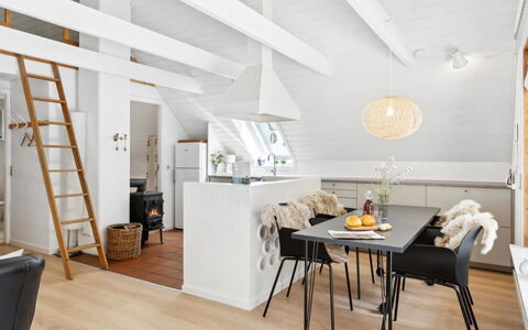 Jörn - 800M from the Sea: Møbel, Indretning, Gulvbelægning, Træ, Etage, Loft, Trægulve, Stol, Bord, Belysning