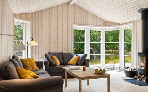 Grethe - 750M from the Sea: Møbel, Indretning, Gulvbelægning, Træ, Etage, Stue, Trægulve, Værelse, Loft, Couch