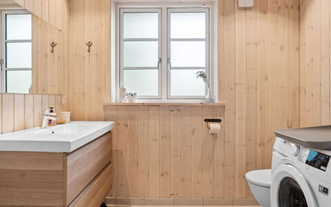 Grethe - 750M from the Sea: Gulvbelægning, Etage, Træ, Sanitærarmatur, Indretning, Badeværelsesskab, Håndvask, Badeværelse, Loft, Vvs