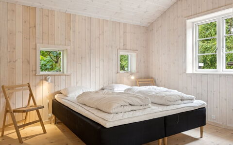 Grethe - 750M from the Sea: Træ, Gulvbelægning, Soveværelse, Etage, Indretning, Loft, Seng, Trægulve, Sengetøj, Sengetøj