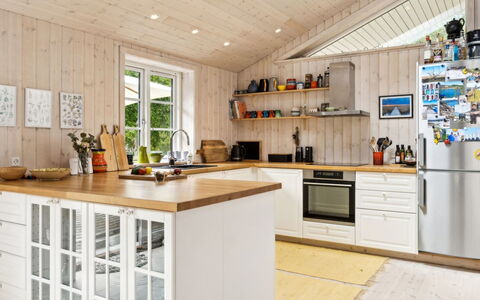 Grethe - 1Km from the Sea: Køkken, Køkken Apparat, Countertop, Træ, Større Bandage, Gulvbelægning, Møbel, Indretning, Loft, Cabinetry