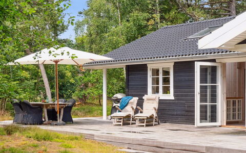 Grethe - 1Km from the Sea: Træ, Hus, Sommerhus, Tag, Hjem, Udendørs Møbler, Dør, Sidespor, Skygge, Veranda