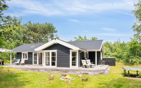Grethe - 1Km from the Sea: Møbel, Indretning, Gulvbelægning, Træ, Etage, Loft, Trægulve, Stol, Bord, Belysning