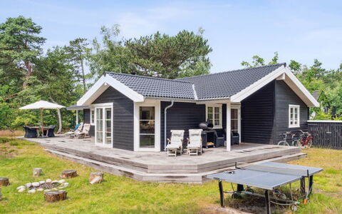 Grethe - 1Km from the Sea: Møbel, Indretning, Gulvbelægning, Træ, Etage, Loft, Trægulve, Stol, Bord, Belysning