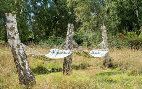 Liselotte - 275M from the Sea: Møbel, Couch, Indretning, Gulvbelægning, Stue, Etage, Throw Pillow, Værelse, Pude