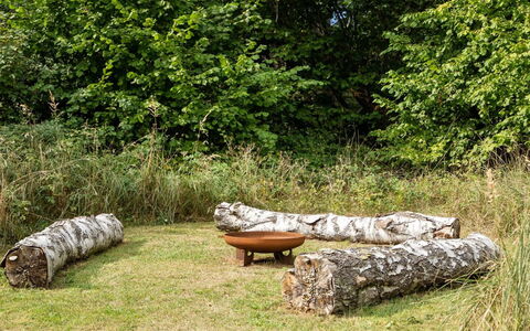 Liselotte - 275M from the Sea: Møbel, Couch, Indretning, Gulvbelægning, Stue, Etage, Throw Pillow, Værelse, Pude