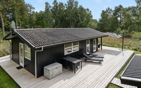 Liselotte - 275M from the Sea: Møbel, Indretning, Gulvbelægning, Træ, Etage, Loft, Trægulve, Stol, Bord, Belysning