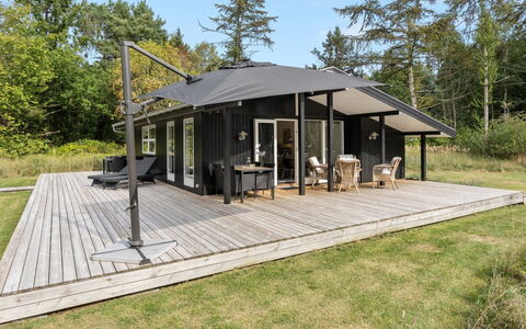 Liselotte - 275M from the Sea: Møbel, Indretning, Gulvbelægning, Træ, Etage, Loft, Trægulve, Stol, Bord, Belysning