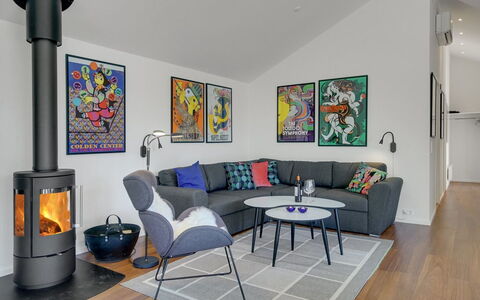 Rikkie - 150M to the Fjord: Møbel, Gulvbelægning, Indretning, Etage, Træ, Stue, Trægulve, Couch, Hjem, Belysning