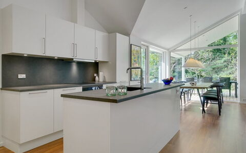 Rikkie - 150M to the Fjord: Indretning, Køkken, Gulvbelægning, Countertop, Træ, Møbel, Etage, Loft, Trægulve, Cabinetry
