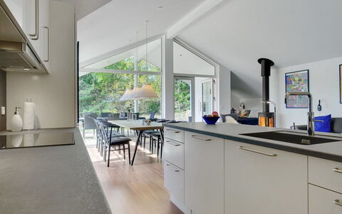 Rikkie - 150M to the Fjord: Gulvbelægning, Indretning, Køkken, Countertop, Træ, Møbel, Loft, Etage, Trægulve, Køkken & Spisebord
