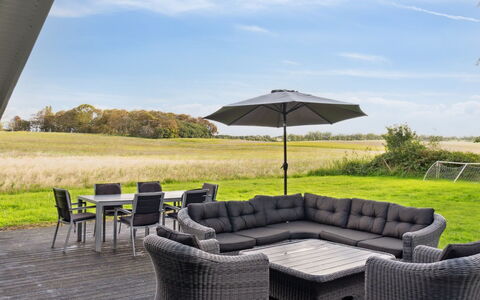 Rik - 350M from the Sea: Svømmepøl, Ferieby