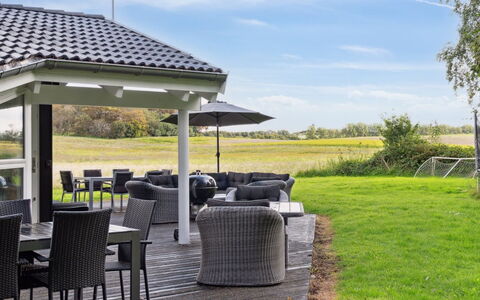 Rik - 350M from the Sea: Svømmepøl, Ferieby