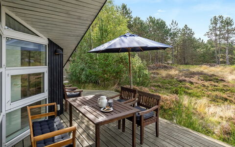 Lisbeth - 400M from the Sea: Bygning, Hus, Træ, Hjem, Tag, Sommerhus, Boligområde, Busk, Arkitektur