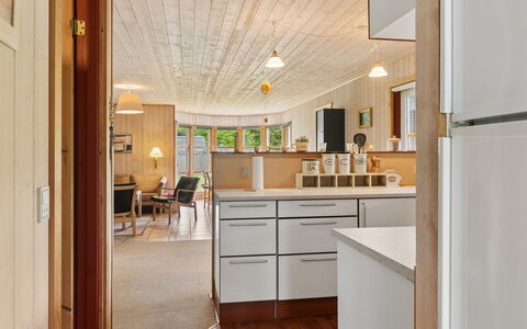 Linda - 600M from the Sea: Indretning, Gulvbelægning, Træ, Loft, Lysarmatur, Etage, Møbel, Countertop, Køkken, Belysning