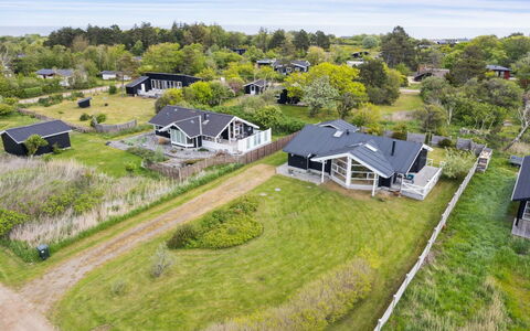 Ewa - 75M from the Sea: Tag, Hus, Hjem, Sommerhus, Sidespor, Estate, Indkørsel, Garden Bygninger, Gård, Skur