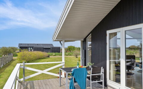 Ewa - 75M from the Sea: Tag, Hus, Hjem, Sommerhus, Sidespor, Estate, Indkørsel, Garden Bygninger, Gård, Skur