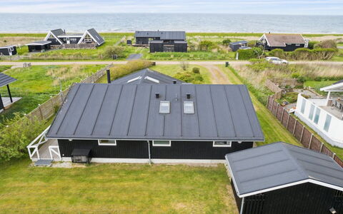Ewa - 75M from the Sea: Tag, Hus, Hjem, Sommerhus, Sidespor, Estate, Indkørsel, Garden Bygninger, Gård, Skur