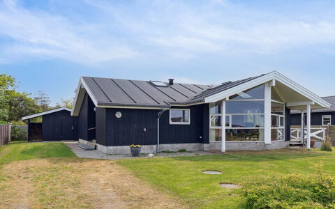 Ewa - 75M from the Sea: Tag, Hus, Hjem, Sommerhus, Sidespor, Estate, Indkørsel, Garden Bygninger, Gård, Skur