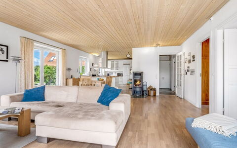 Ettie - 6Km from the Sea: Møbel, Indretning, Gulvbelægning, Etage, Trægulve, Træ, Loft, Couch, Stue, Værelse