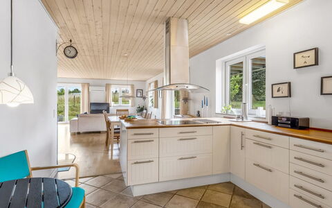 Ettie - 6Km from the Sea: Indretning, Gulvbelægning, Køkken, Møbel, Countertop, Etage, Træ, Loft, Lysarmatur, Cabinetry