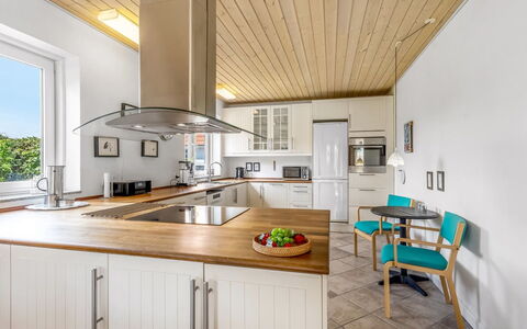 Ettie - 6Km from the Sea: Møbel, Køkken, Indretning, Gulvbelægning, Countertop, Træ, Loft, Cabinetry, Etage, Lysarmatur