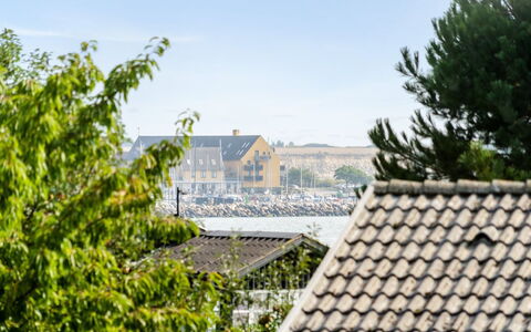 Ilkka - 175M from the Sea: Møbel, Indretning, Gulvbelægning, Træ, Etage, Loft, Trægulve, Stol, Bord, Belysning