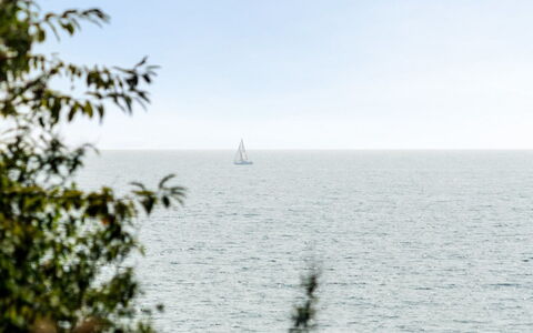 Ilkka - 175M from the Sea: Møbel, Indretning, Gulvbelægning, Træ, Etage, Loft, Trægulve, Stol, Bord, Belysning