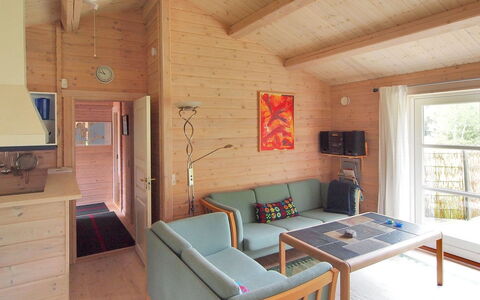 Lilian - 600M from the Sea: Hjem, Tag, Hus, Sommerhus, Estate, Dør, Veranda, Sidespor, Stuehus, Skygge