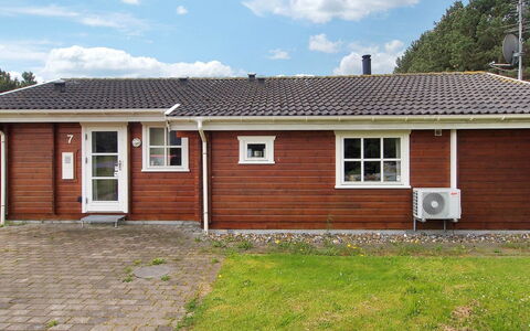 Lilian - 600M from the Sea: Hjem, Tag, Hus, Sommerhus, Estate, Dør, Veranda, Sidespor, Stuehus, Skygge