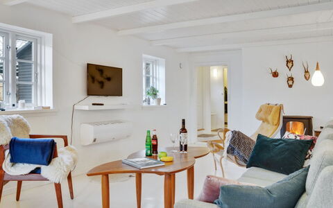 Sibo - 1.5Km from the Sea: Møbel, Indretning, Gulvbelægning, Væg, Etage, Couch, Træ, Loft, Værelse, Stue
