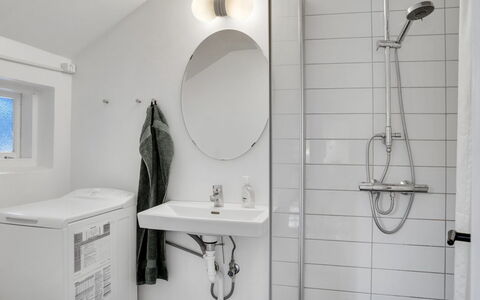Sibo - 1.5Km from the Sea: Badeværelse, Sanitærarmatur, Indretning, Væg, Gulvbelægning, Etage, Håndvask, Badeværelsesvask, Loft, Tap