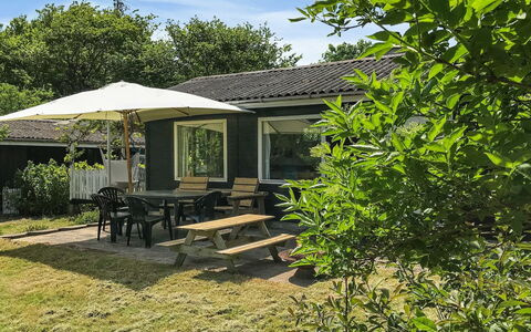 Vojo - 100M from the Sea: Tag, Hus, Land Lot, Hjem, Sommerhus, Estate, Garden Bygninger, Skygge, Bjælkehytte, Landscaping